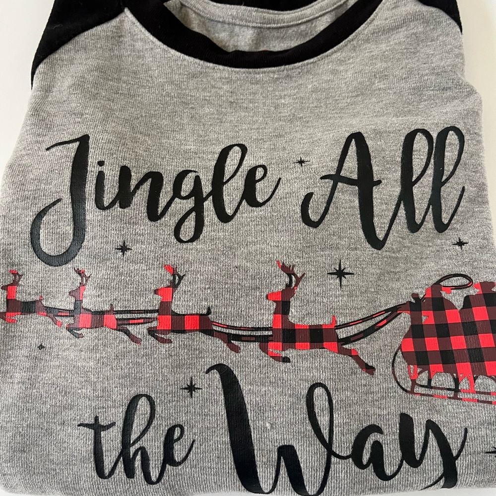 “Jingle All The Way” Plaid Sleigh Christmas Raglan Tee – Gray & Black – Size Med